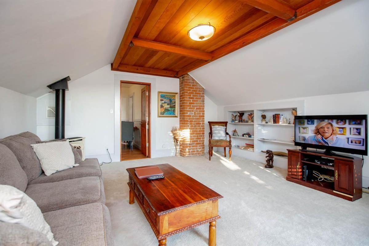 3br Unique Victorian Penthouse With Deck And Outdoor Furniture, Ac, 3 Blocks To & Shopping Center & 2 Free Parking Spaces Appartement Alameda