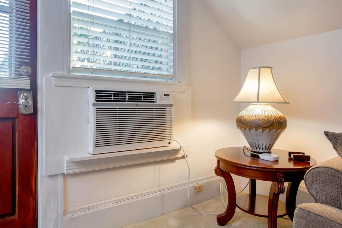 3br Unique Victorian Penthouse With Deck And Outdoor Furniture, Ac, 3 Blocks To & Shopping Center & 2 Free Parking Spaces * Alameda