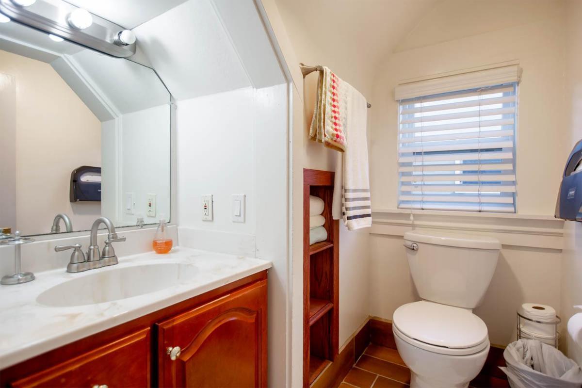 3br Unique Victorian Penthouse With Deck And Outdoor Furniture, Ac, 3 Blocks To & Shopping Center & 2 Free Parking Spaces Appartement