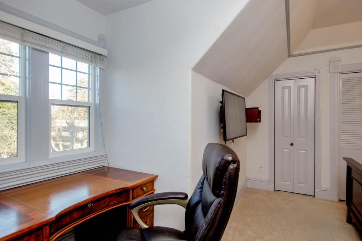 3br Unique Victorian Penthouse With Deck And Outdoor Furniture, Ac, 3 Blocks To & Shopping Center & 2 Free Parking Spaces Alameda