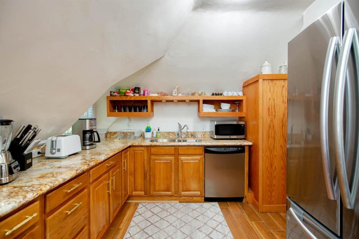 3br Unique Victorian Penthouse With Deck And Outdoor Furniture, Ac, 3 Blocks To & Shopping Center & 2 Free Parking Spaces *