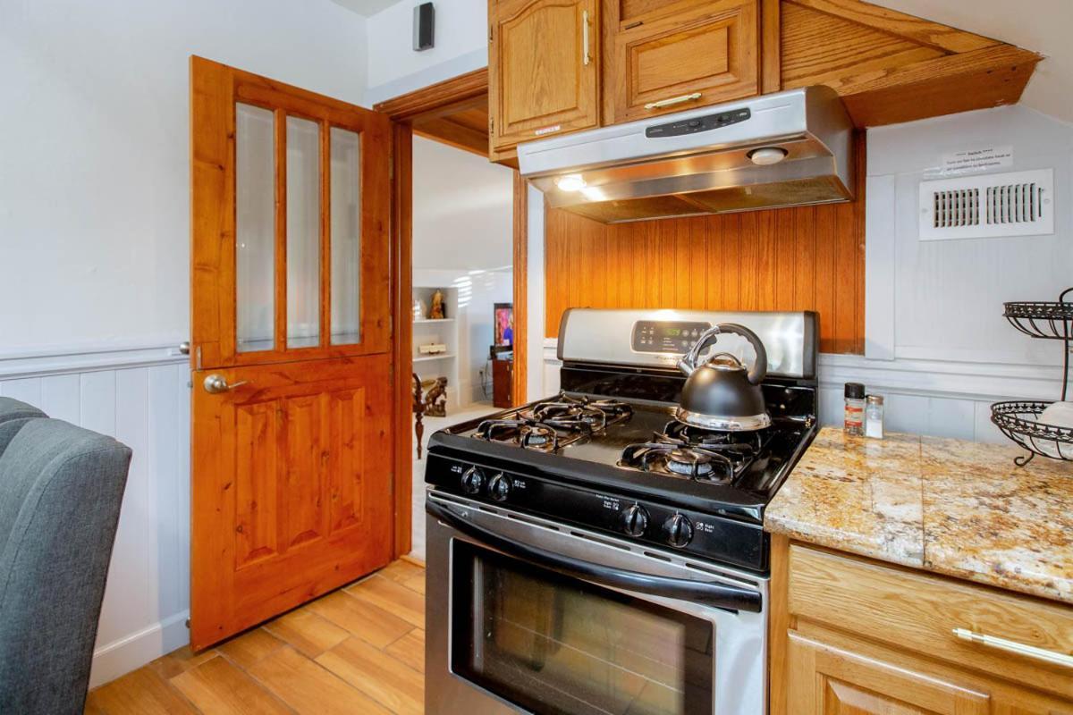3br Unique Victorian Penthouse With Deck And Outdoor Furniture, Ac, 3 Blocks To & Shopping Center & 2 Free Parking Spaces