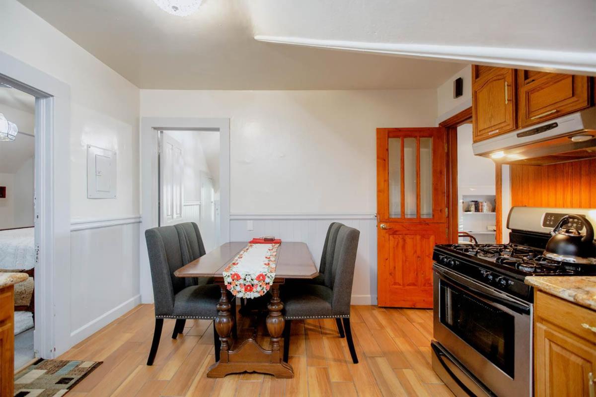 3br Unique Victorian Penthouse With Deck And Outdoor Furniture, Ac, 3 Blocks To & Shopping Center & 2 Free Parking Spaces * Alameda
