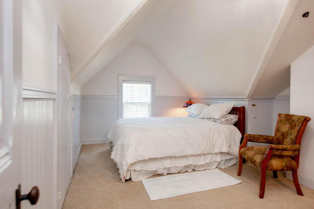 3br Unique Victorian Penthouse With Deck And Outdoor Furniture, Ac, 3 Blocks To & Shopping Center & 2 Free Parking Spaces Appartement Alameda