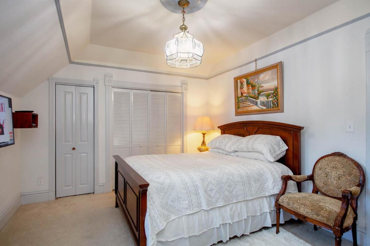 3br Unique Victorian Penthouse With Deck And Outdoor Furniture, Ac, 3 Blocks To & Shopping Center & 2 Free Parking Spaces Appartement Alameda