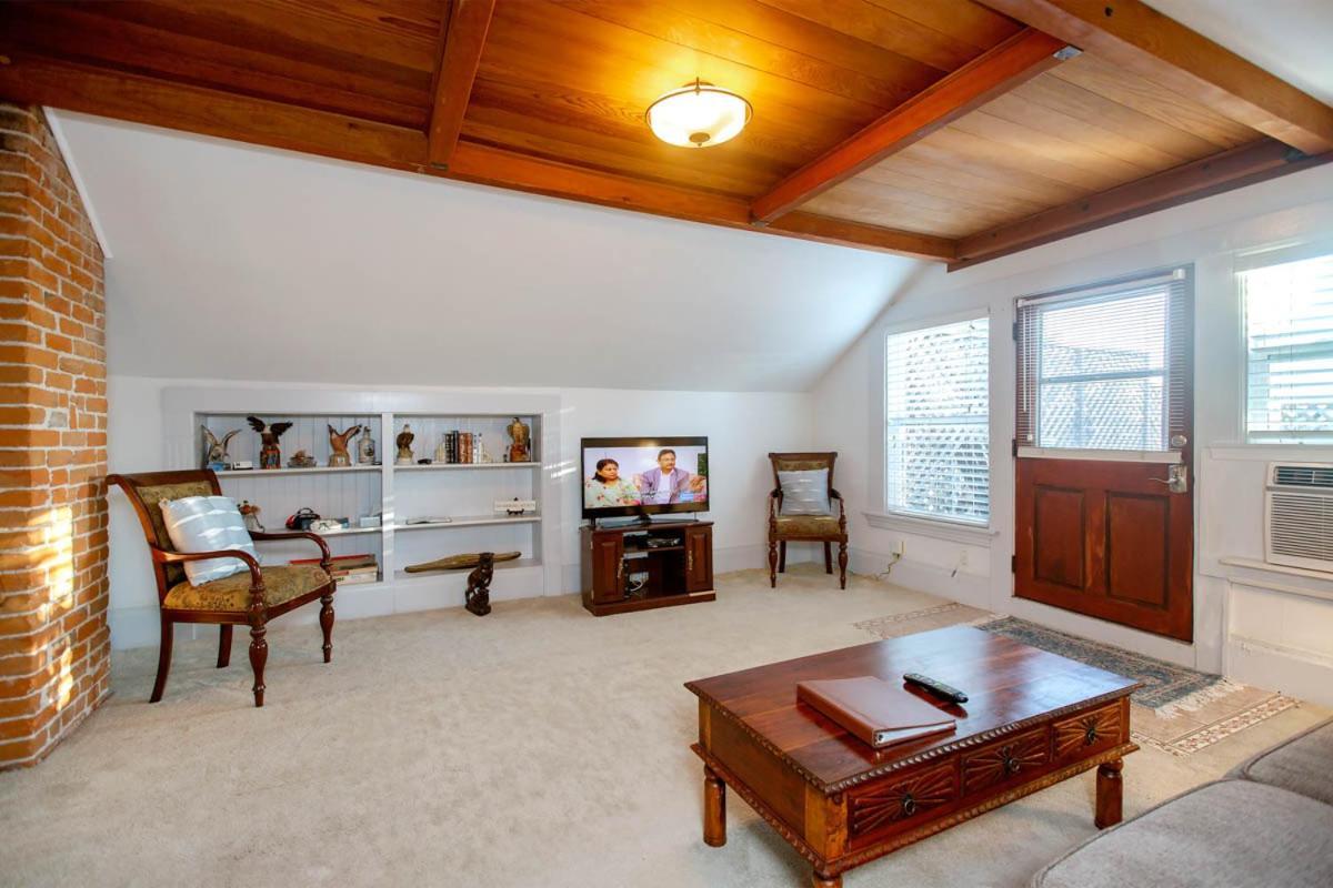 Appartement 3br Unique Victorian Penthouse With Deck And Outdoor Furniture, Ac, 3 Blocks To & Shopping Center & 2 Free Parking Spaces Alameda