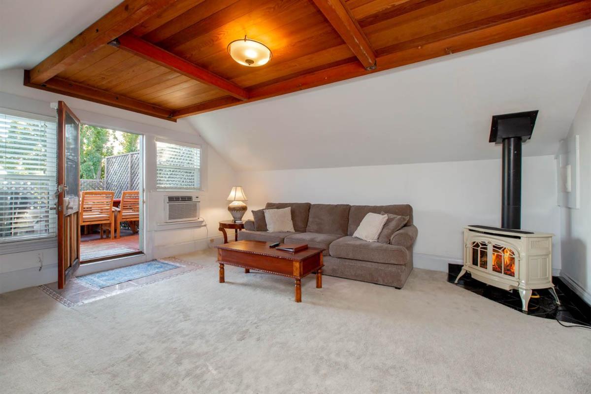 3br Unique Victorian Penthouse With Deck And Outdoor Furniture, Ac, 3 Blocks To & Shopping Center & 2 Free Parking Spaces Appartement