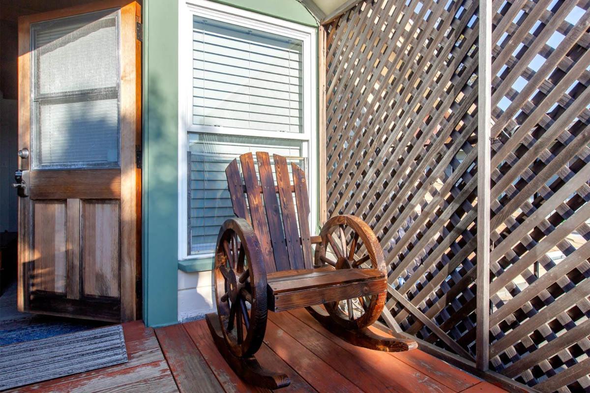 Appartement 3br Unique Victorian Penthouse With Deck And Outdoor Furniture, Ac, 3 Blocks To & Shopping Center & 2 Free Parking Spaces