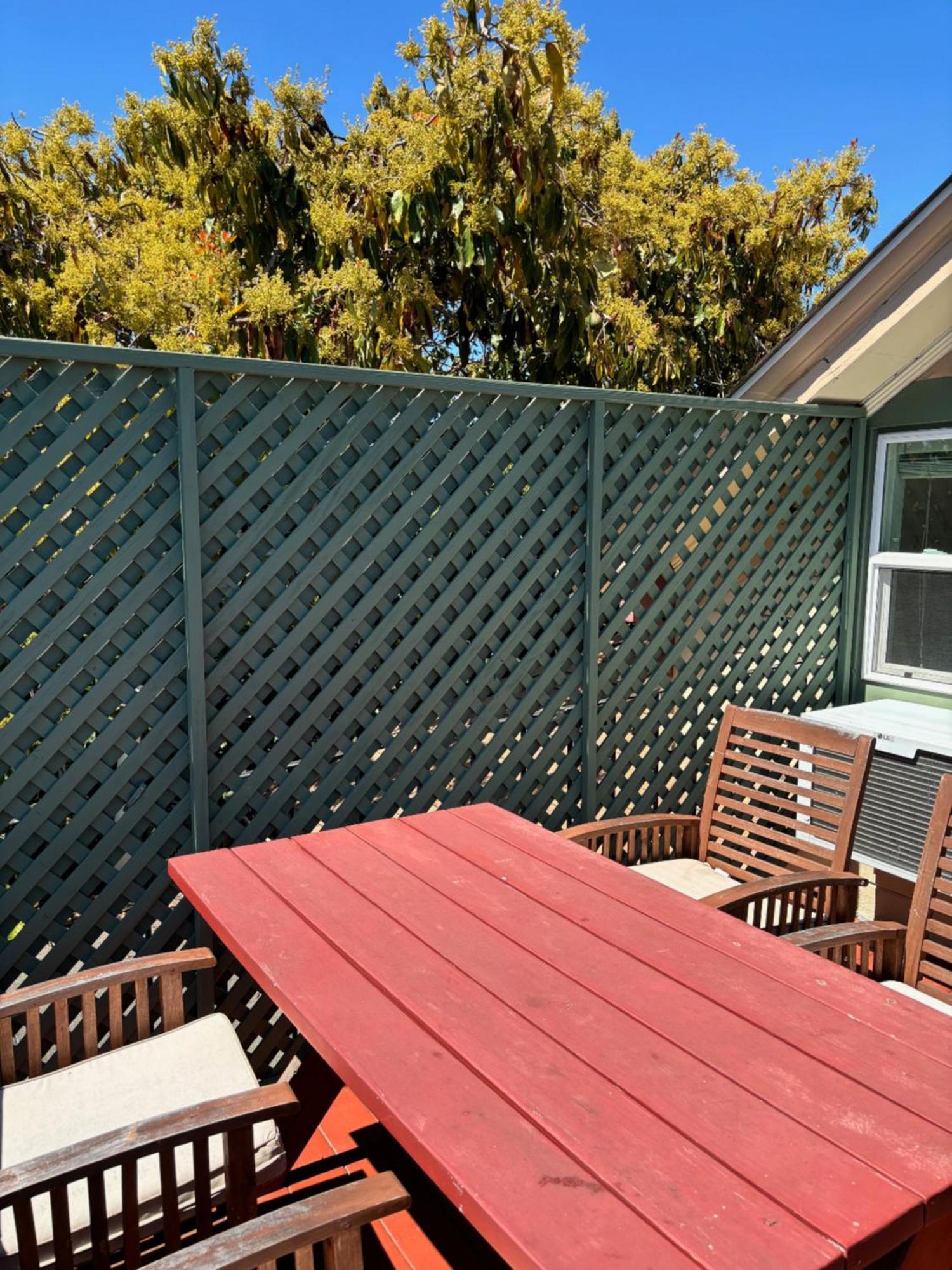 3br Unique Victorian Penthouse With Deck And Outdoor Furniture, Ac, 3 Blocks To & Shopping Center & 2 Free Parking Spaces *