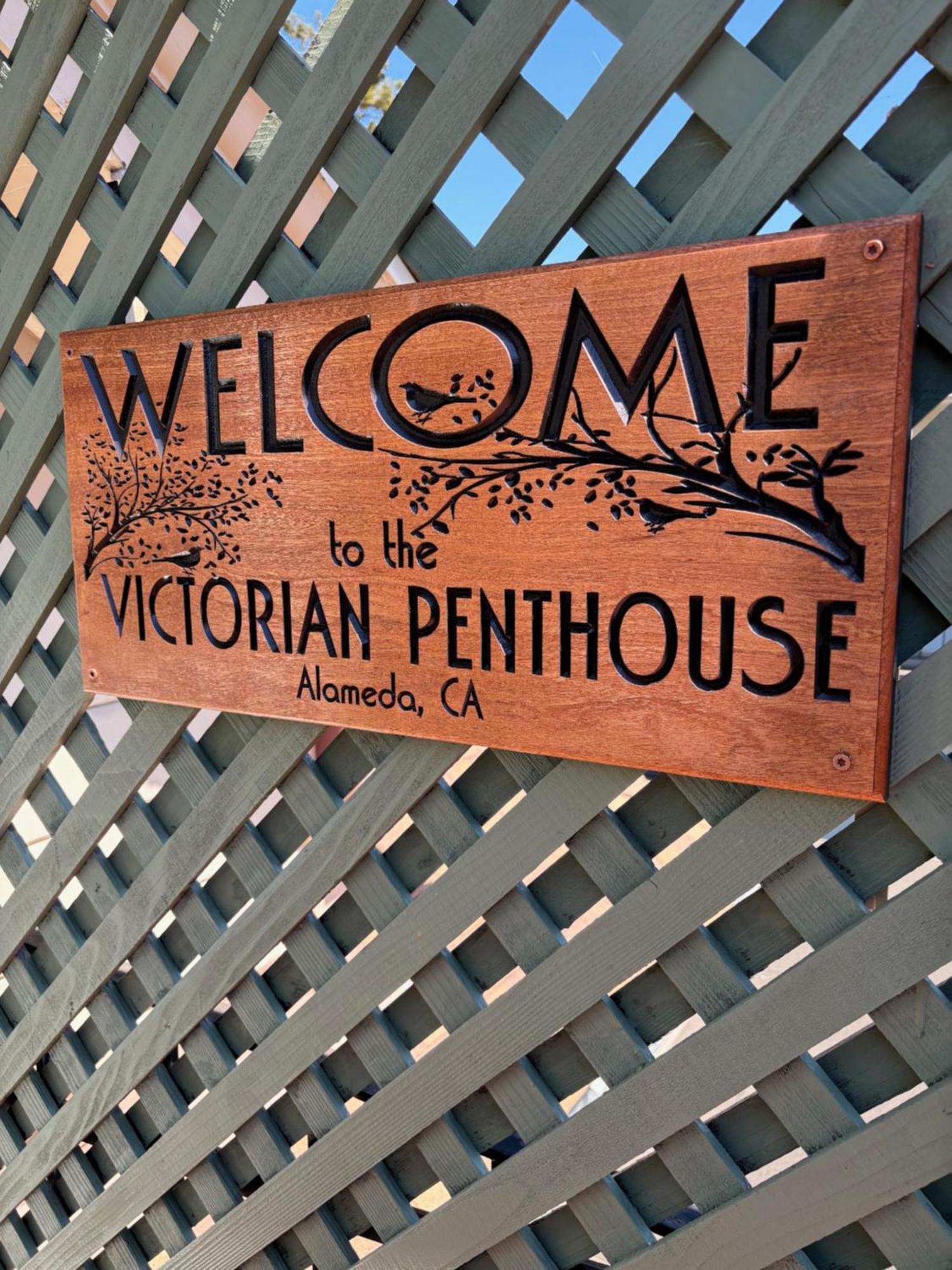 3br Unique Victorian Penthouse With Deck And Outdoor Furniture, Ac, 3 Blocks To & Shopping Center & 2 Free Parking Spaces * Alameda
