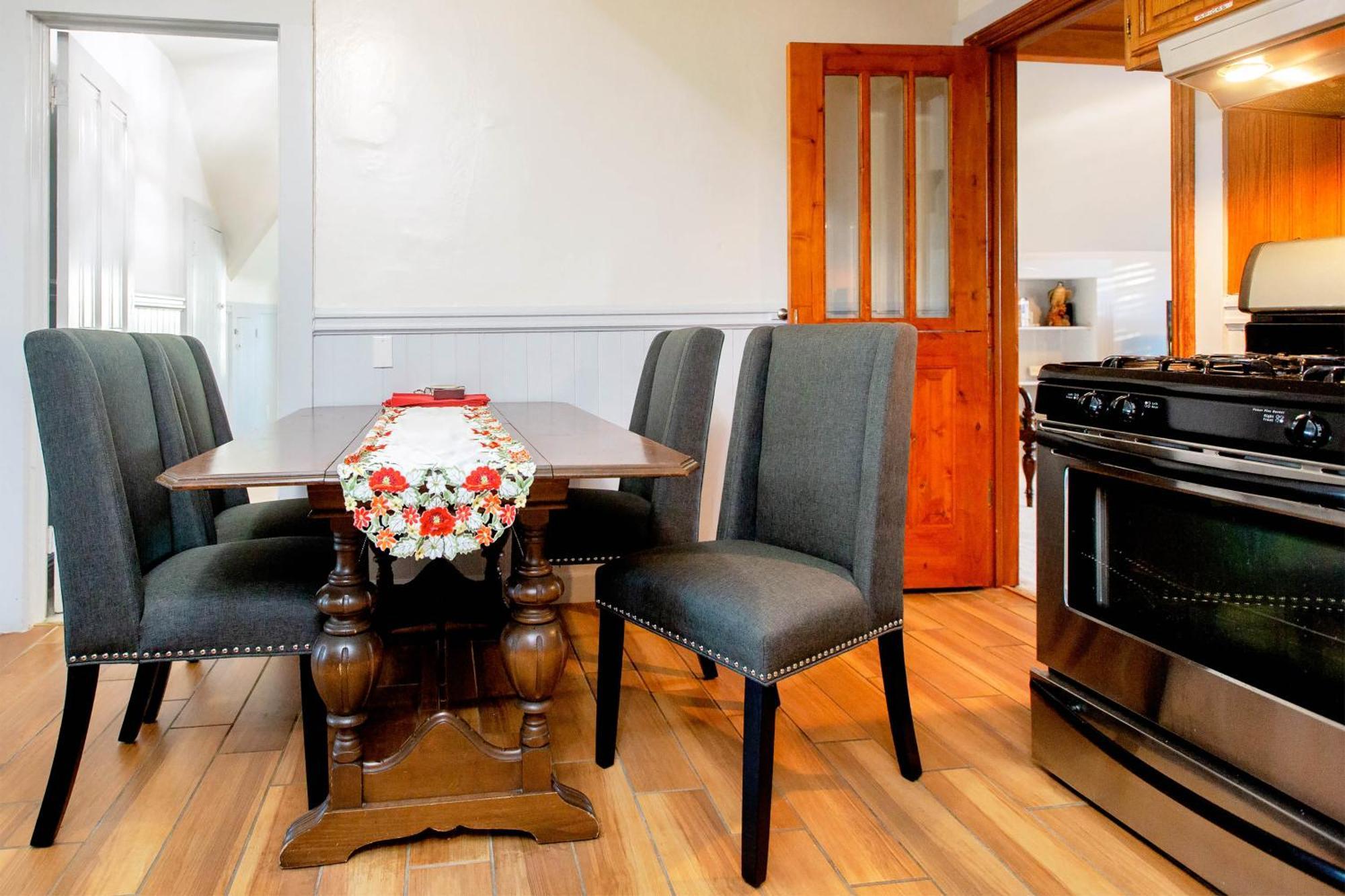 Appartement 3br Unique Victorian Penthouse With Deck And Outdoor Furniture, Ac, 3 Blocks To & Shopping Center & 2 Free Parking Spaces