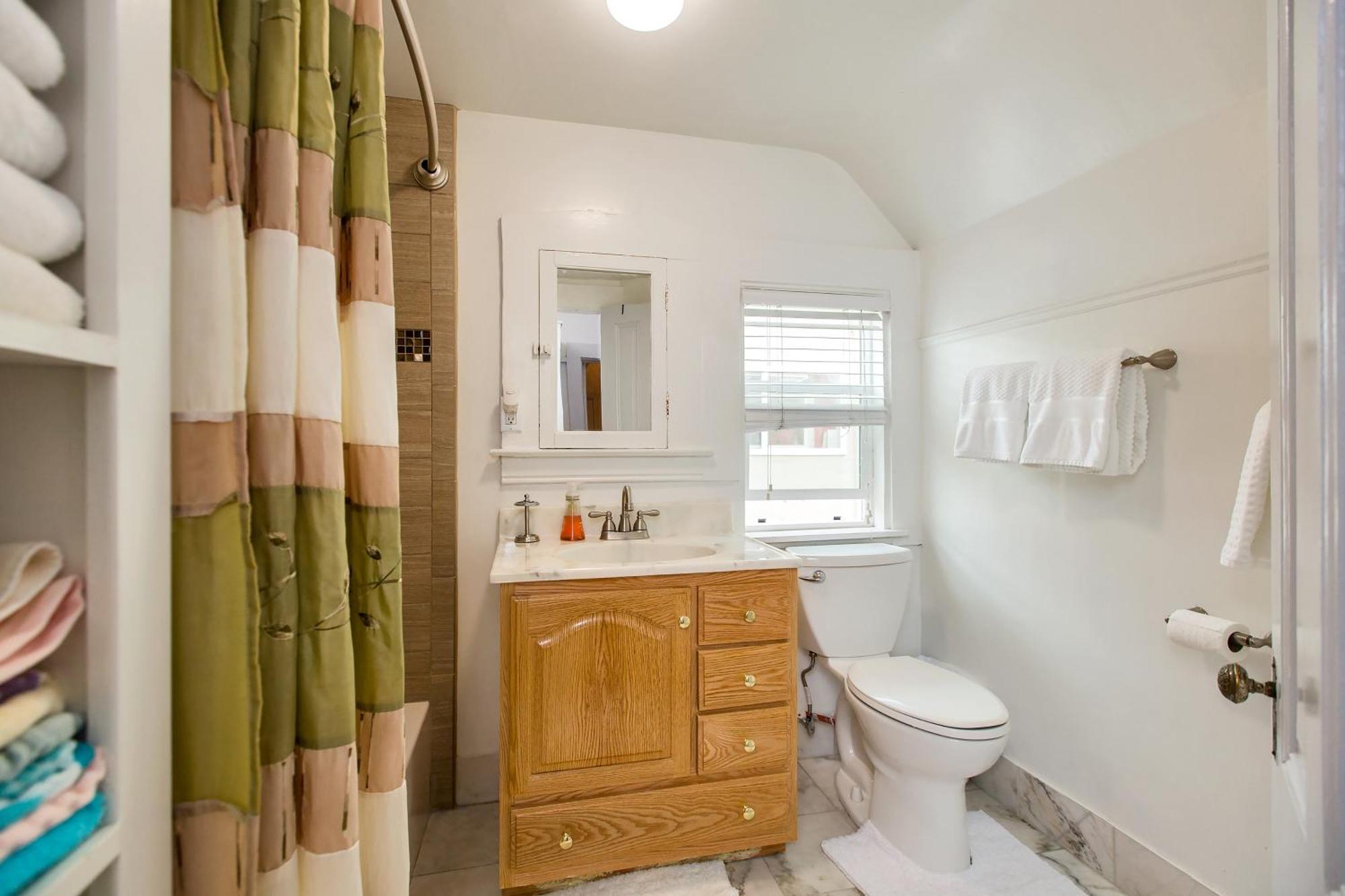 3br Unique Victorian Penthouse With Deck And Outdoor Furniture, Ac, 3 Blocks To & Shopping Center & 2 Free Parking Spaces * Alameda