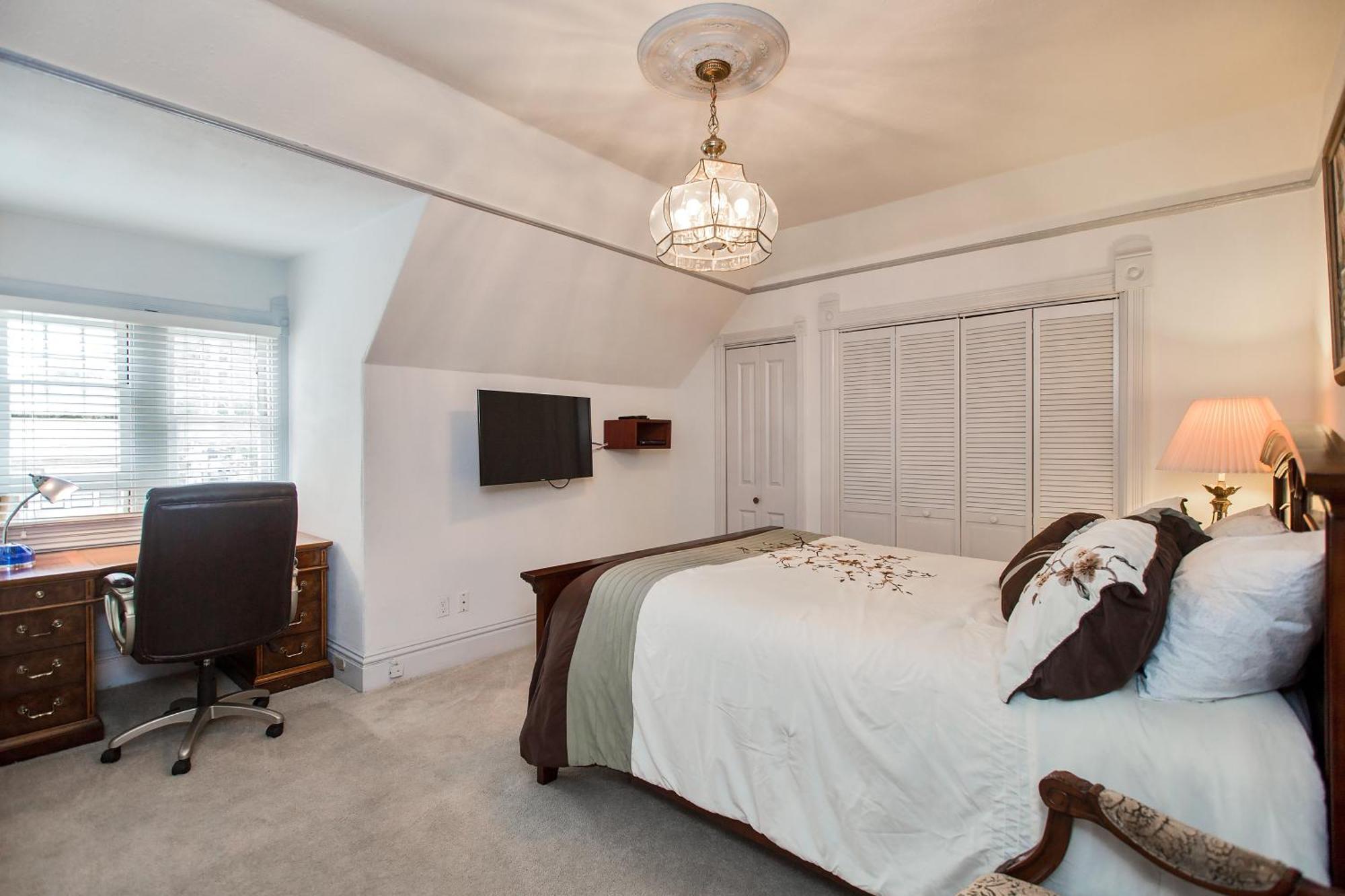 Appartement 3br Unique Victorian Penthouse With Deck And Outdoor Furniture, Ac, 3 Blocks To & Shopping Center & 2 Free Parking Spaces Alameda