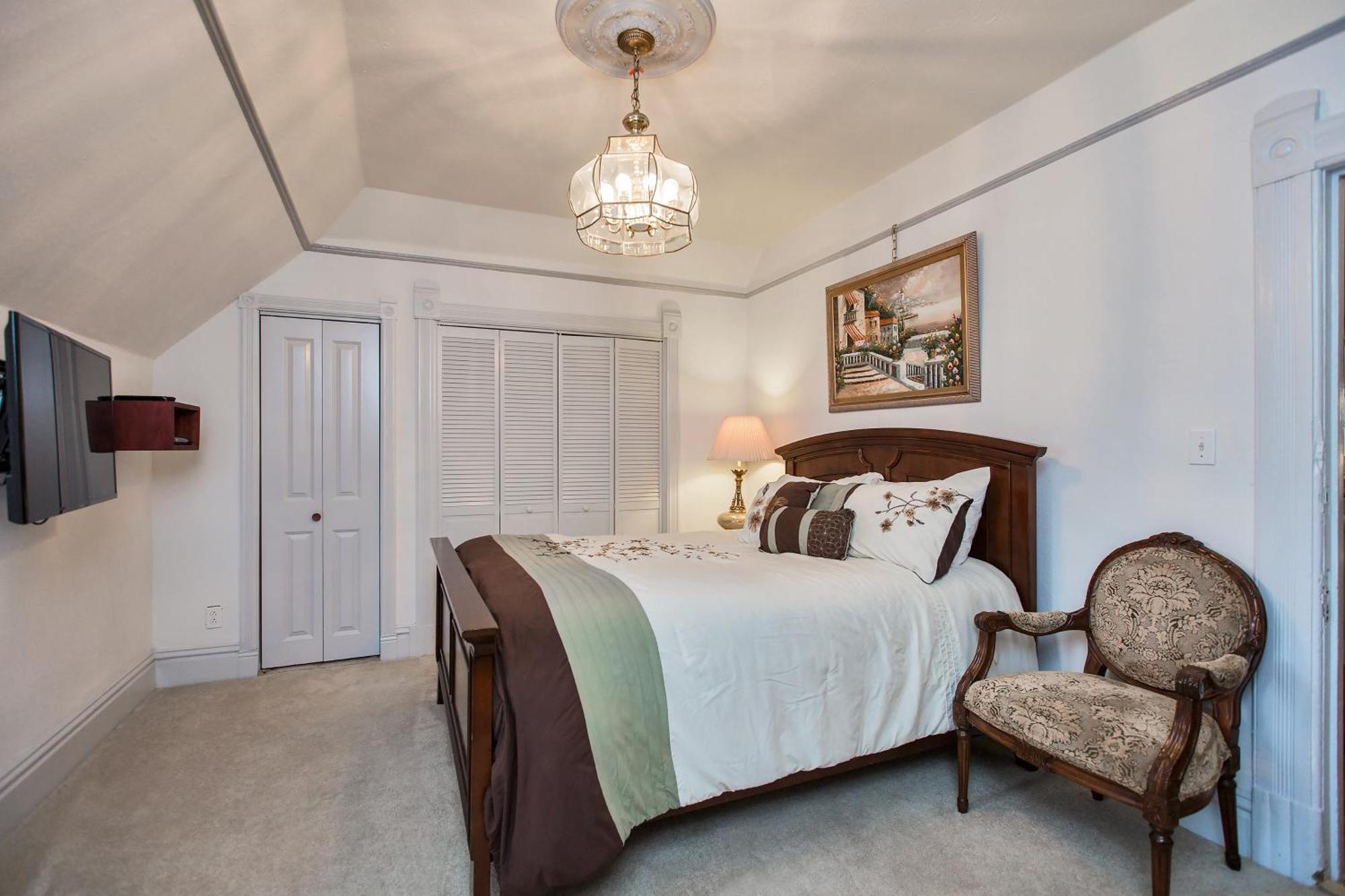 3br Unique Victorian Penthouse With Deck And Outdoor Furniture, Ac, 3 Blocks To & Shopping Center & 2 Free Parking Spaces * Alameda