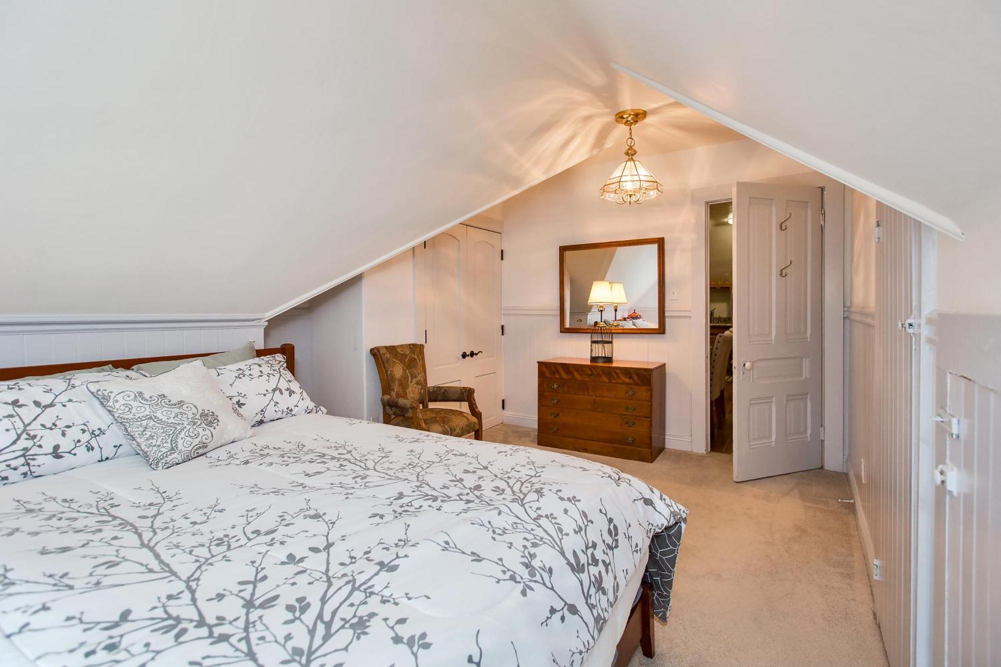 3br Unique Victorian Penthouse With Deck And Outdoor Furniture, Ac, 3 Blocks To & Shopping Center & 2 Free Parking Spaces * Alameda