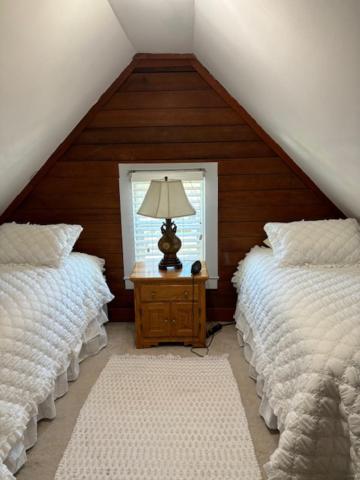 3br Unique Victorian Penthouse With Deck And Outdoor Furniture, Ac, 3 Blocks To & Shopping Center & 2 Free Parking Spaces